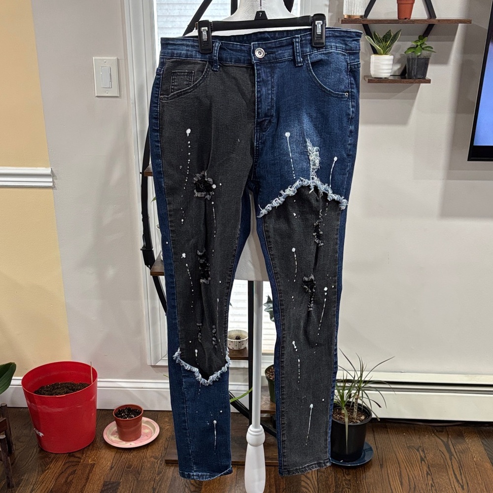 Romwe men’s Two-Tone Distressed Jeans with Paint Splatter size 32